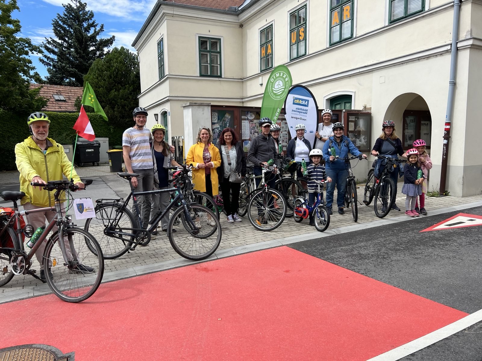 Gruppenfoto mit Rädern am Fahrradstreifen