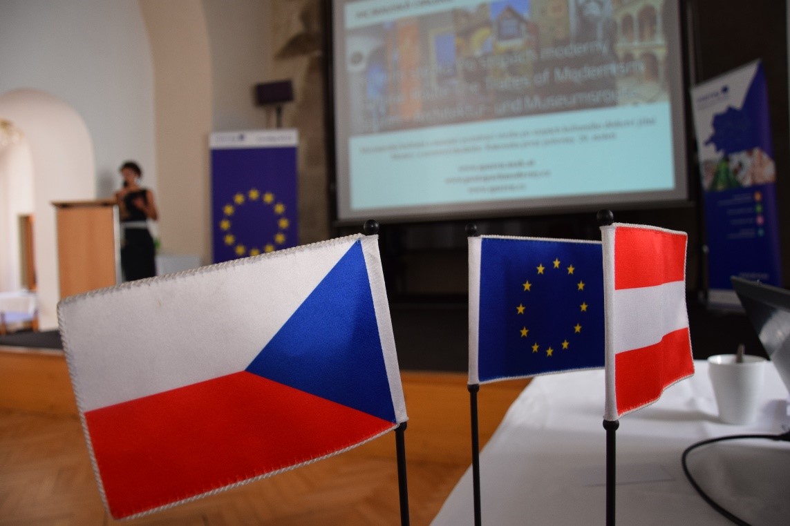 drei Fähnchen, Tschechien, Österreich, EU, Präsentation im Hintergrund