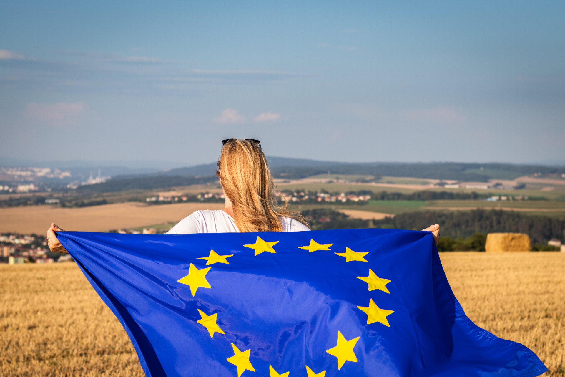 Frau mit EU-Flagge