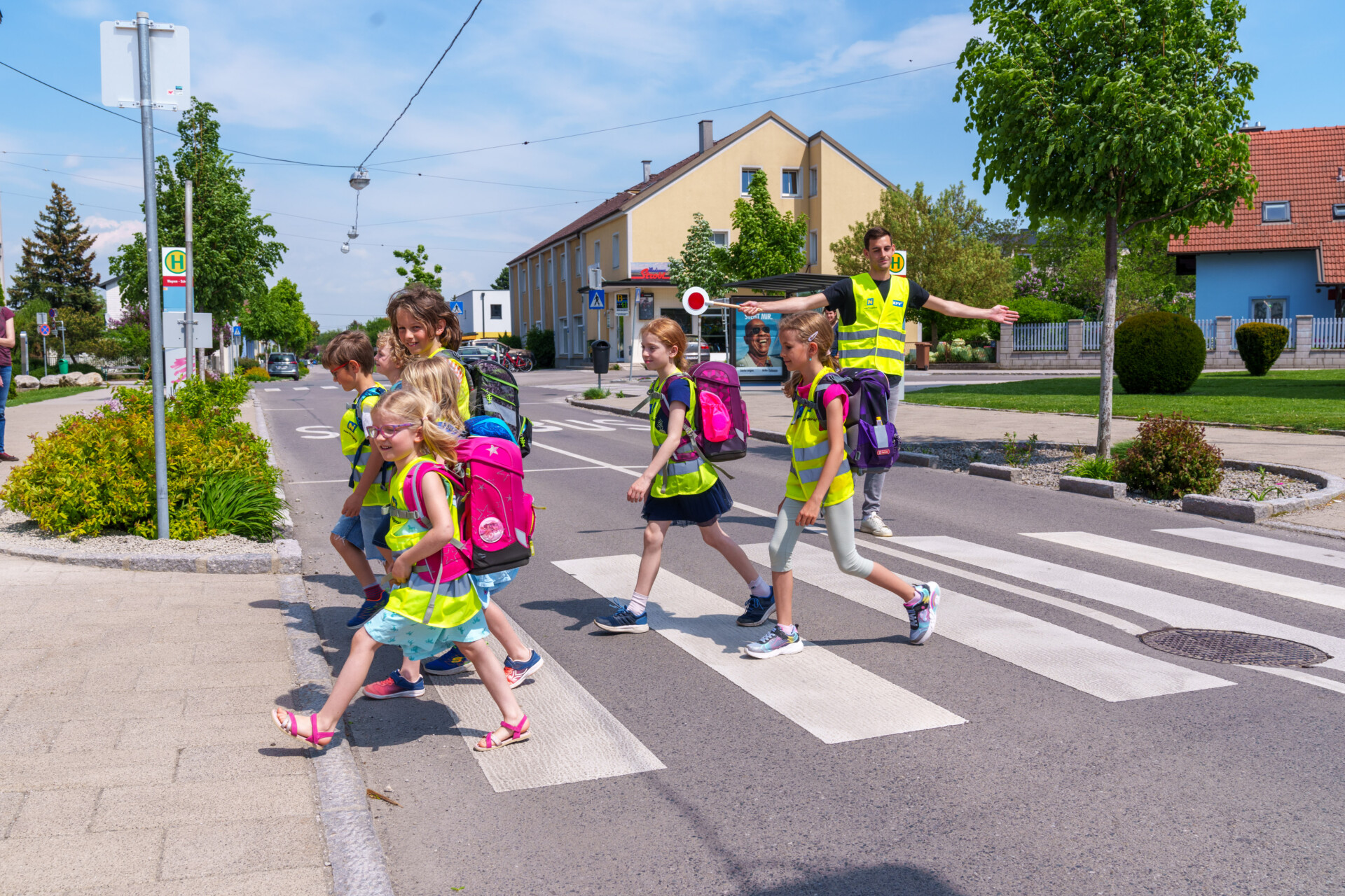 Kinder gehen über Schutzweg