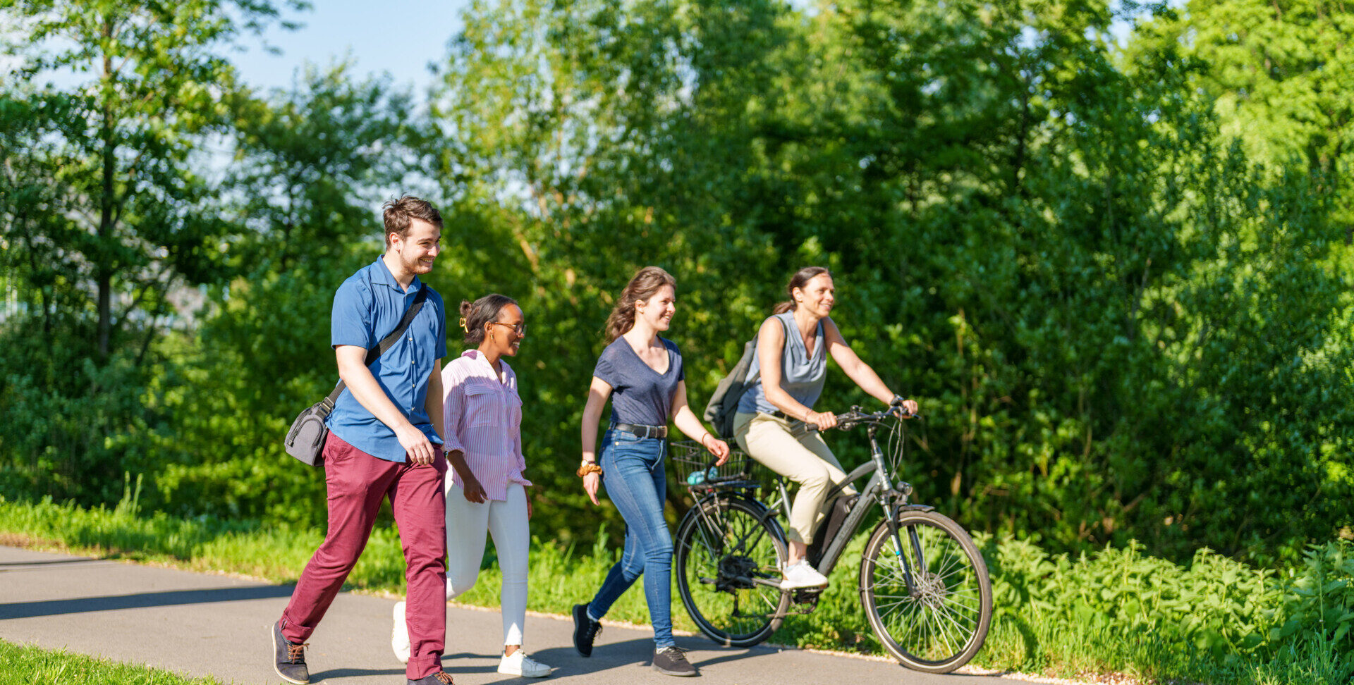 Fußgänger und Radfahrer