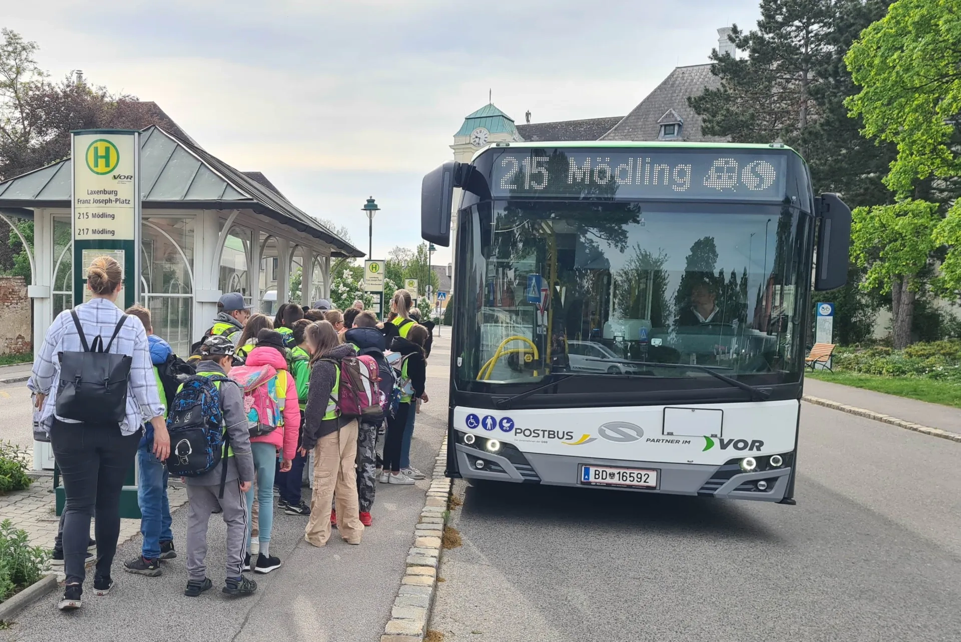 Kinder steigen in Bus ein