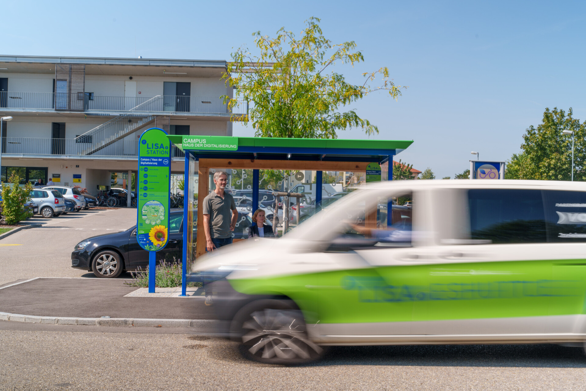 Anrufsammeltaxi fährt in Station ein