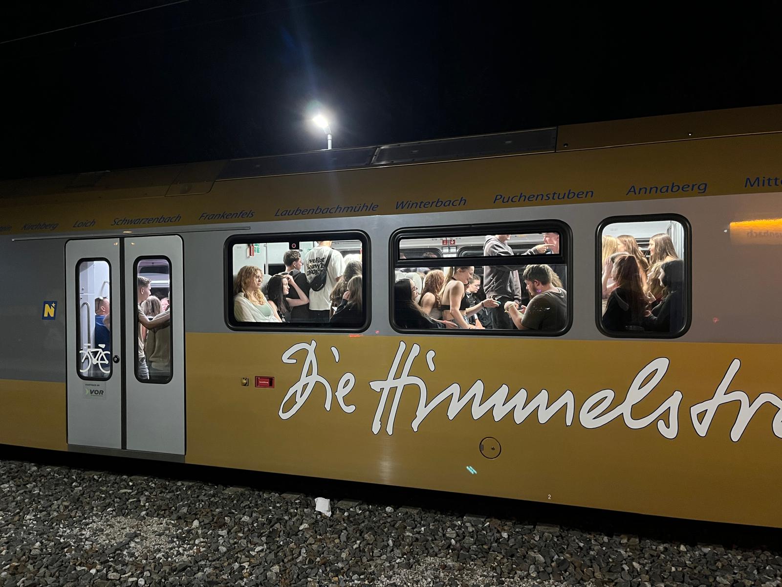 Viele Fahrgäste in der Mariazellerbahn