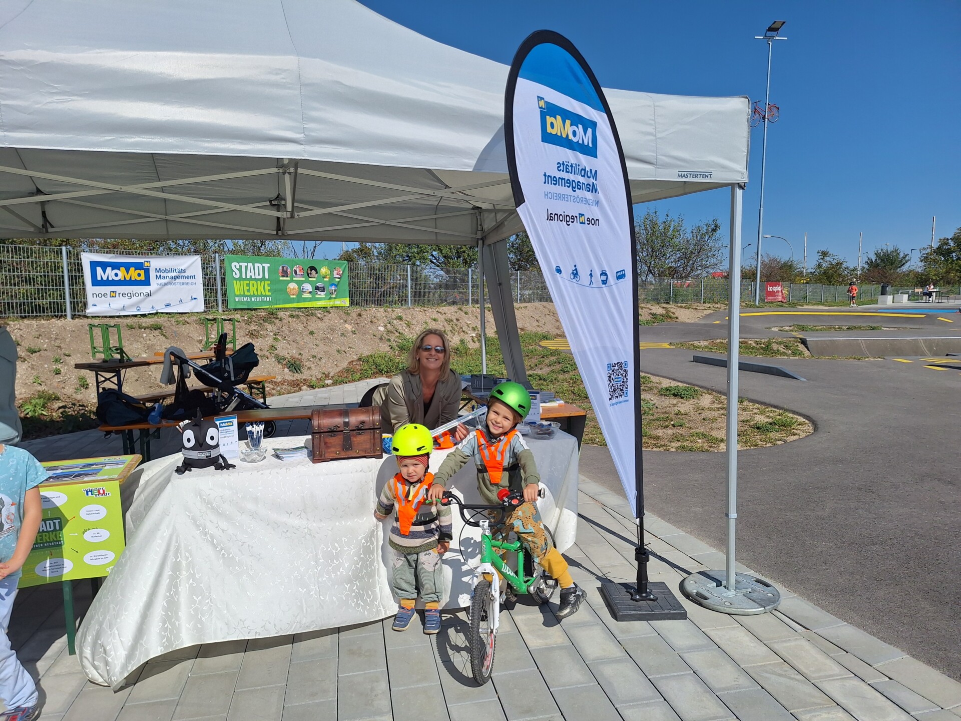 Benji und Jonas mit Martina beim Mobilitätsfest Wiener Neustadt