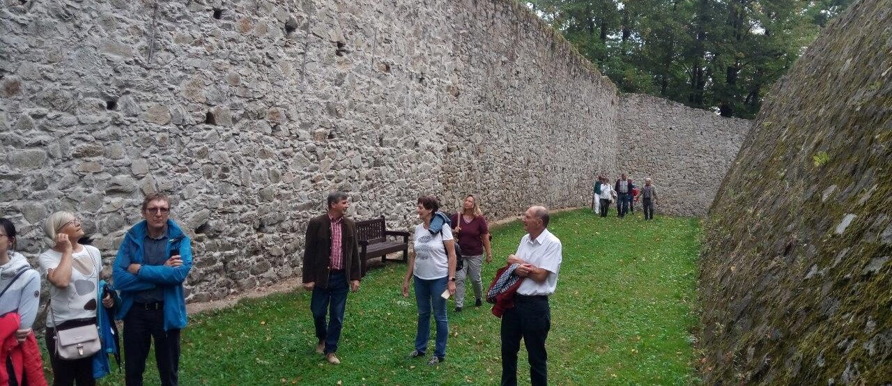 Menschen besuchen Schloss in Nove hrady