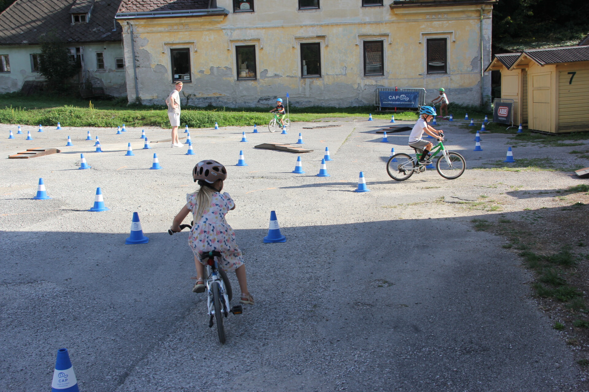 Kinder fahren CAP Radparcours entlang