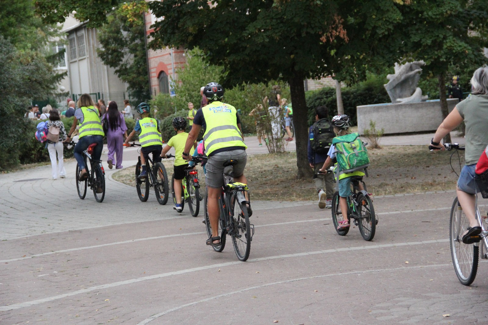 Eltern und Kinder mit SchulRadBus Westen mit dem Rad auf dem Weg zur Schule