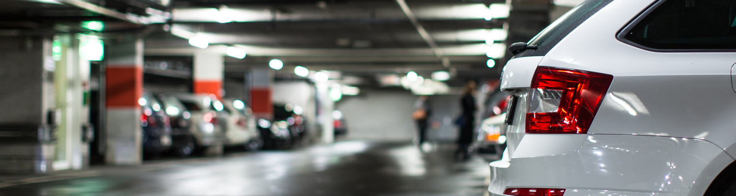 weißes Auto in Garage mit anderen