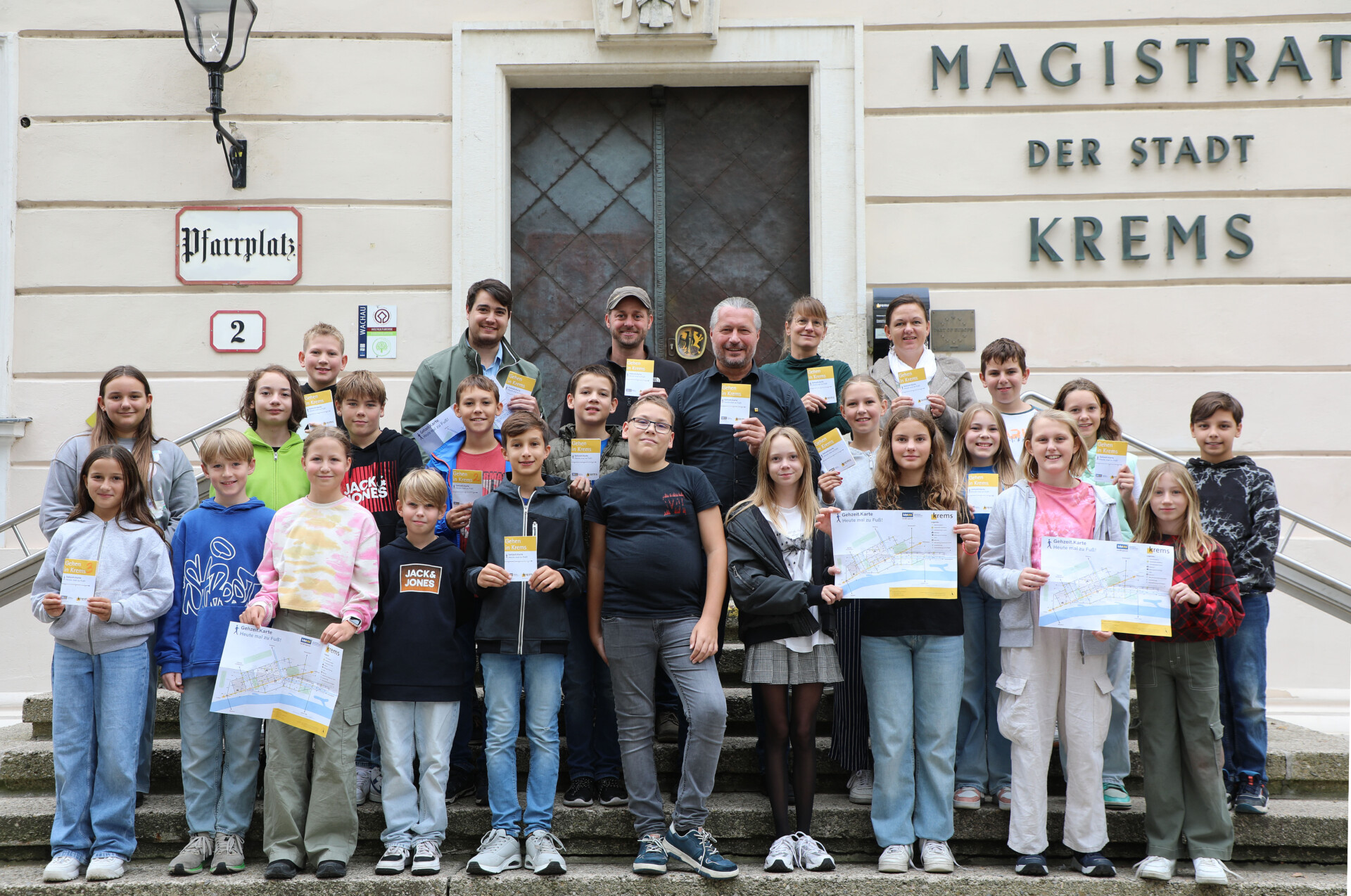 Offizielle Präsentation der neuen Kremser Gehzeit.Karte mit den Schüler:innen der Klasse 2c der Mary Ward Privatmittelschule sowie Mobilitätsmanager Christoph Weber (NÖ Regional), den Kremser Fuß- und Radverkehrsbeauftragten Ronny Weßling und Michaela Binder, Mobilitätstadträtin Alexandra Ambrosch (hinten von links) sowie Bürgermeister Peter Molnar (Mitte).