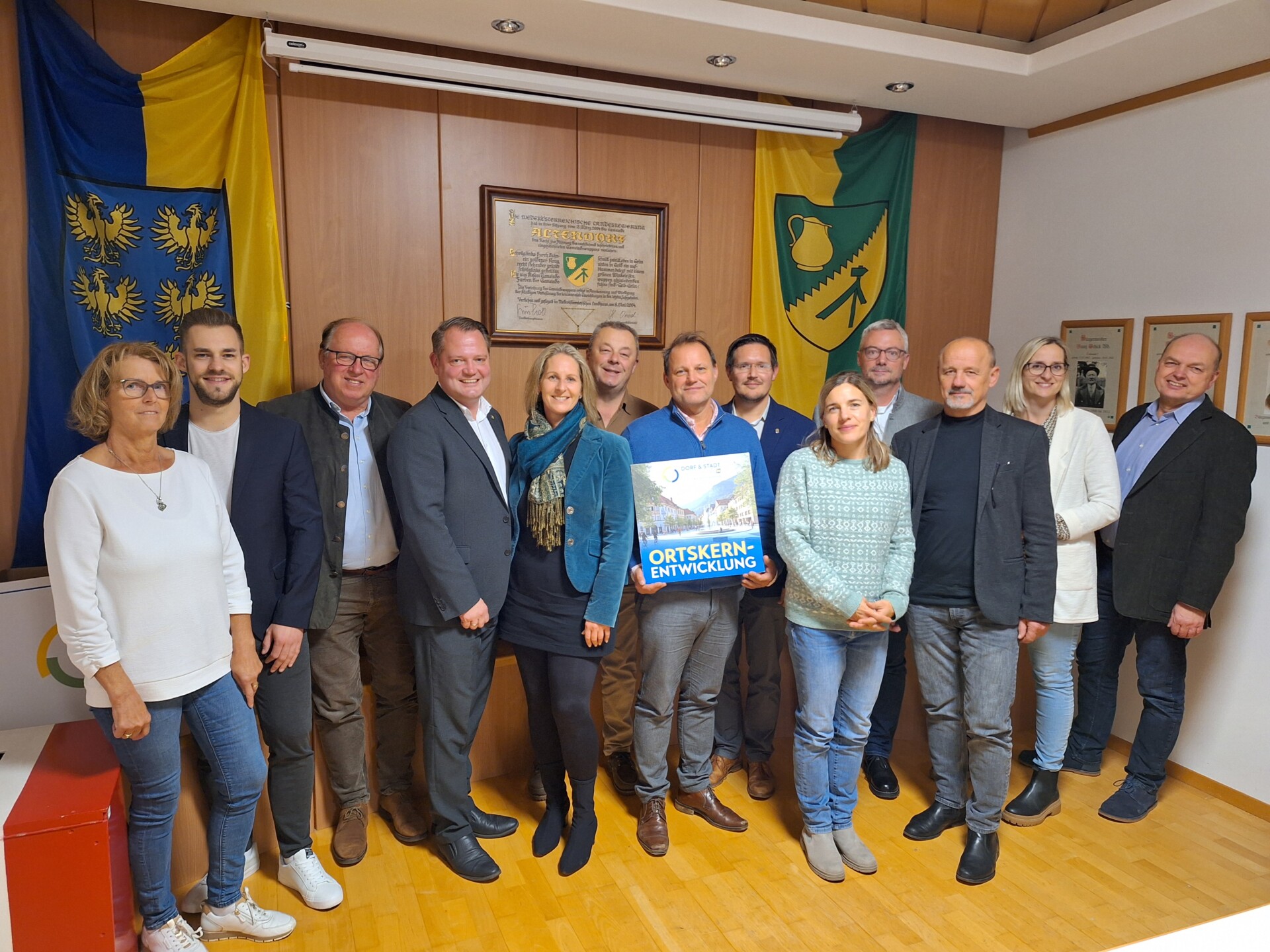 Bürgermeisterinnen und Bürgermeister der Kleinregion Schwarzatal mit der Regionsbegleitung und Daniel Brüll