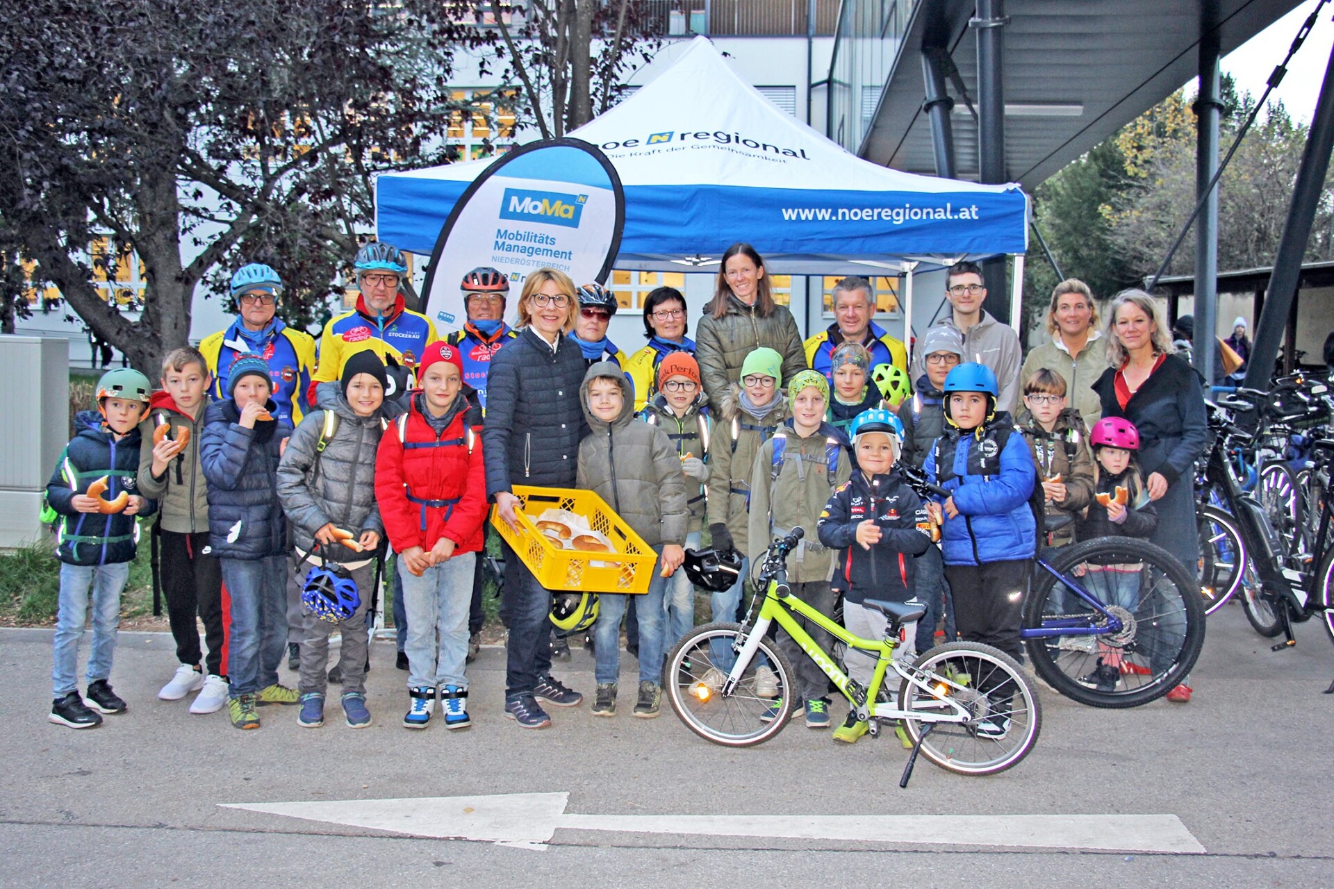 Auf diesen Bild sind Gemeindevertreter, Elternvereinsvertreter und Schüler bei der Einweihung des SchulRadBusses zu sehen.