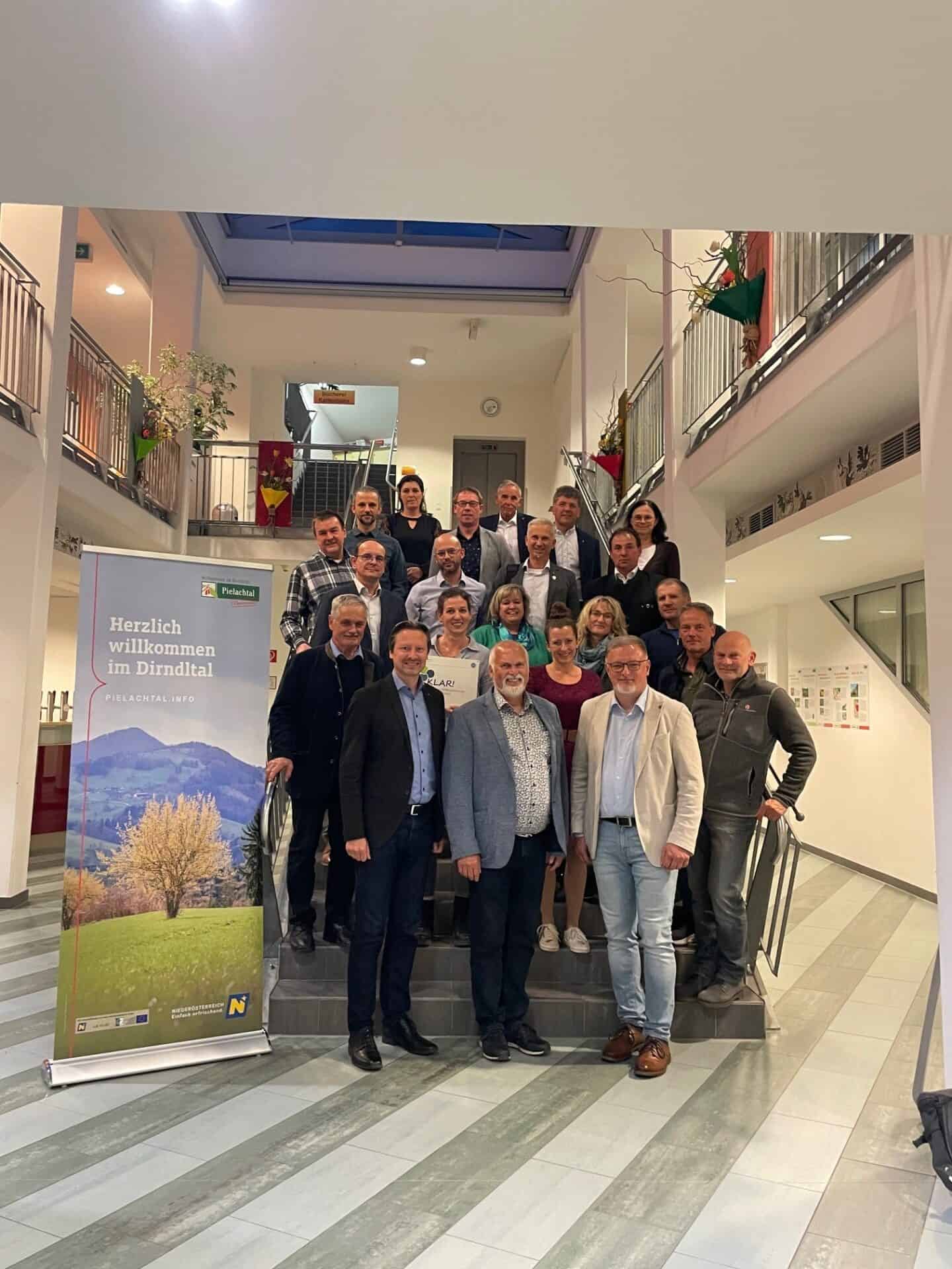 Mitglieder der Regionalplanungsgemeinschaft Pielachtal stehen zum Foto auf einer Treppe aufgereiht.