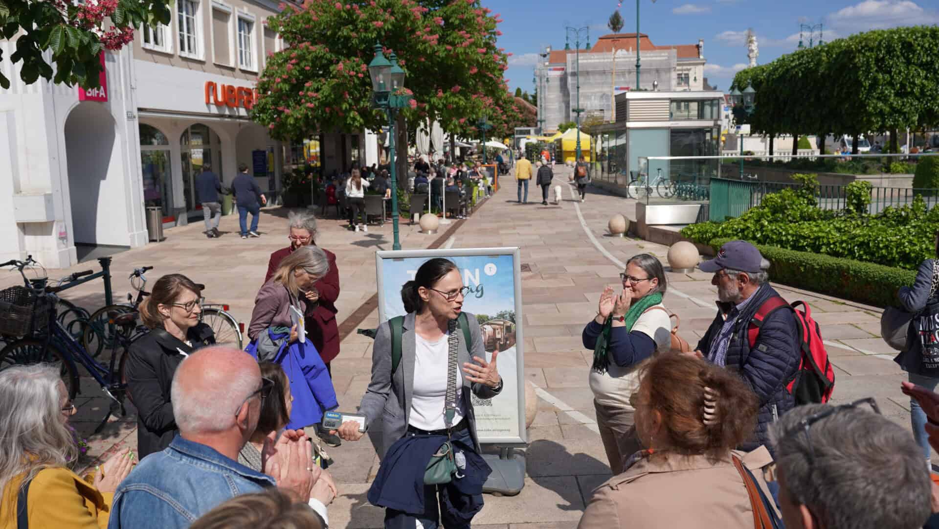 Frau erklärt Rundumstehenden Verkehrsraum