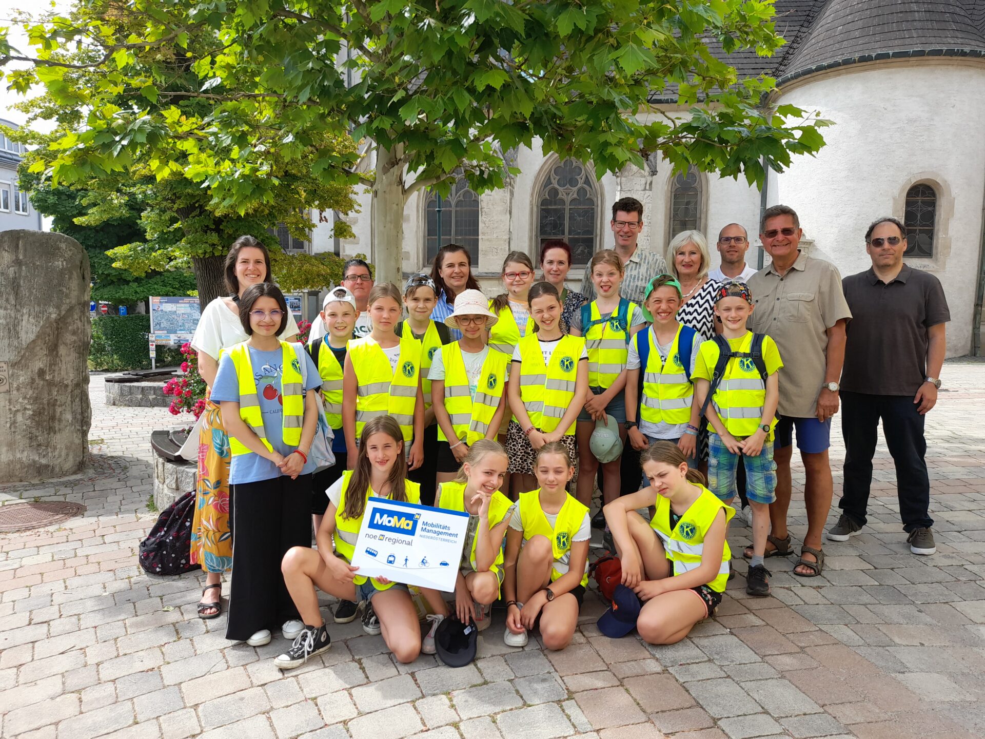 Schulklassen mit Lehrerin und Vertretern aus Gemeinde und Workshop