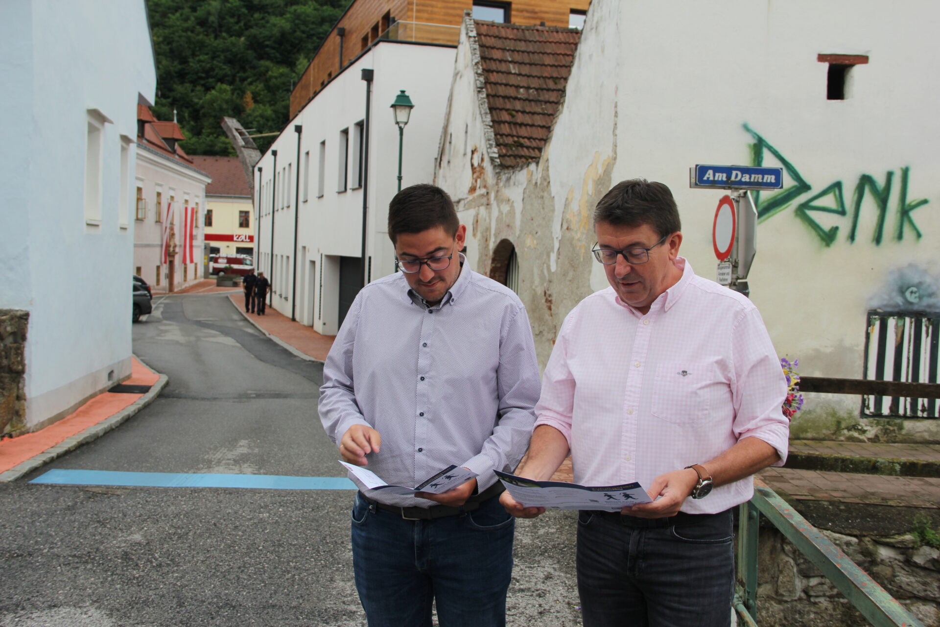 Bürgermeister Karl Kager und Mobilitätsstadtrat Mario Tanzler probierten die neue Gehzeit.Karte sogleich selbst aus.