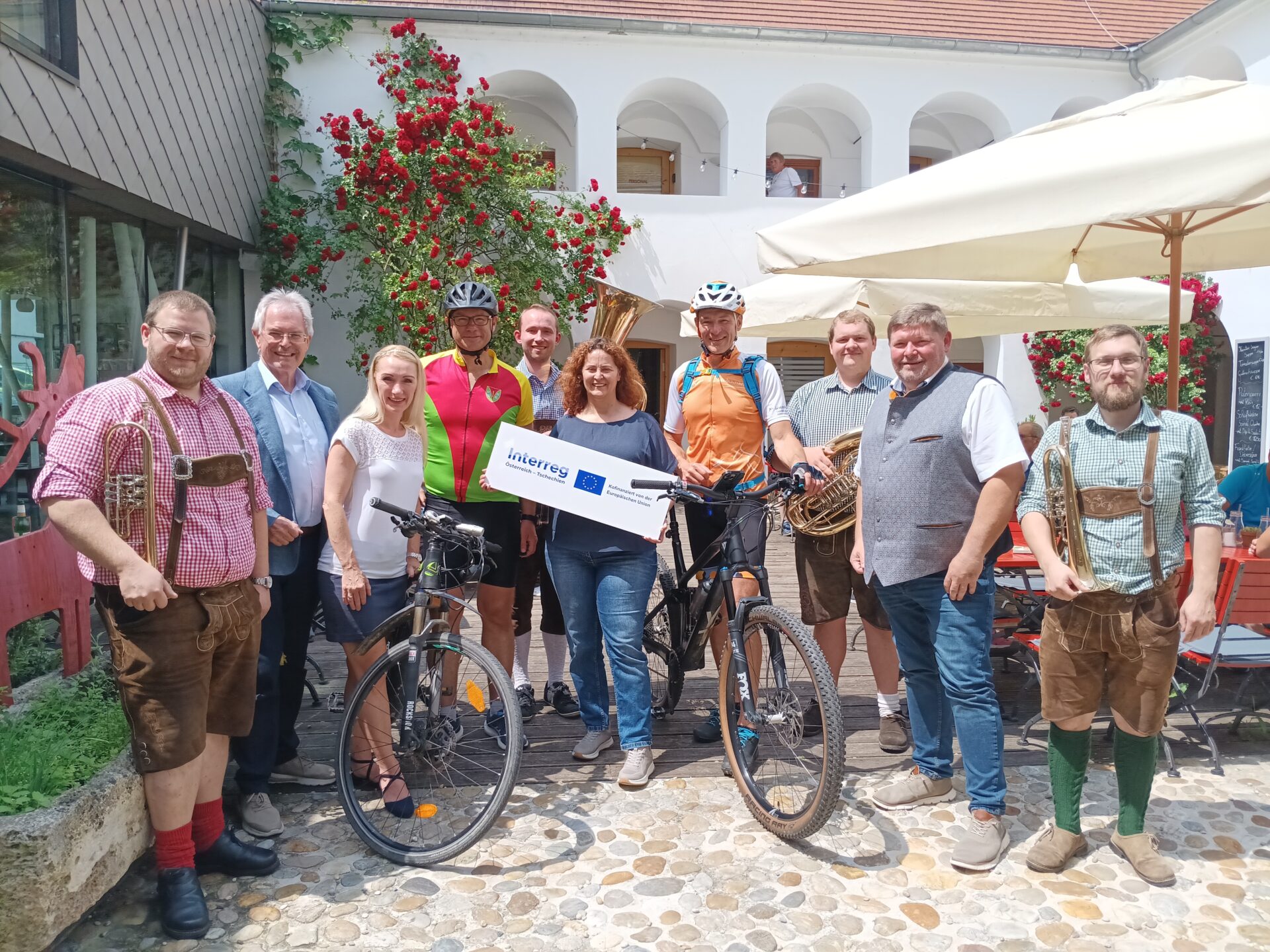Die Veranstaltung „Musik auf dem Fahrrad“ bot am 7. Juni 2025 eine Symbiose aus Musik, sportlicher Betätigung und Kulinarik an den schönsten Plätzen Südmährens und des Weinviertels.
