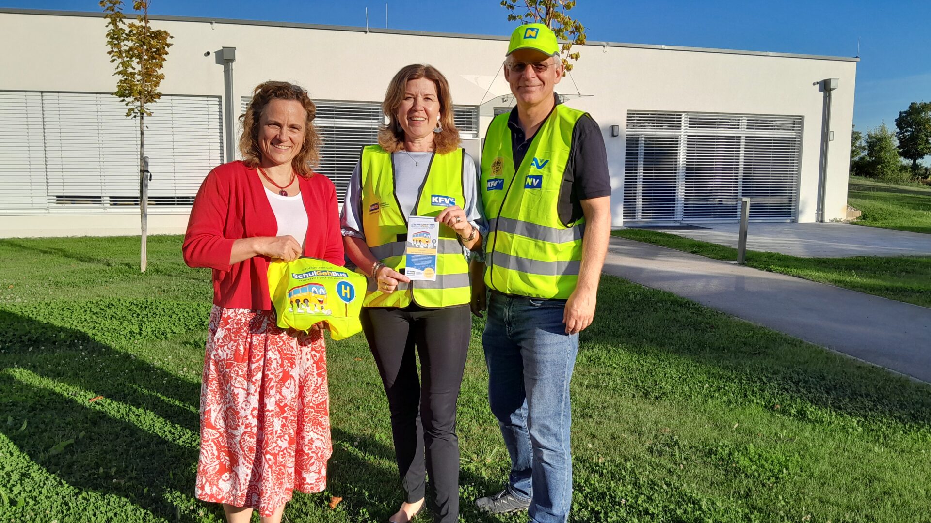 Volksschuldirektorin Claudia Mücke, Büprgermeisterin Doris Kirstorfer und Vizebürgermeister Roland Wallner mit Unterlagen und Ausrüstung zum SchulGehBus