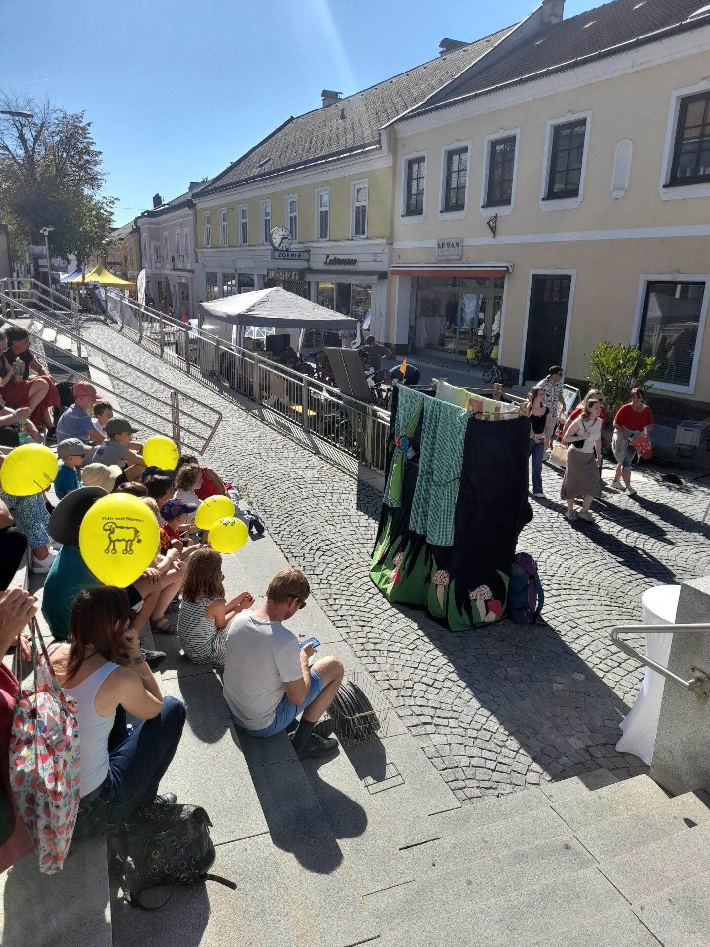 Kinder sitzen vor Puppentheater