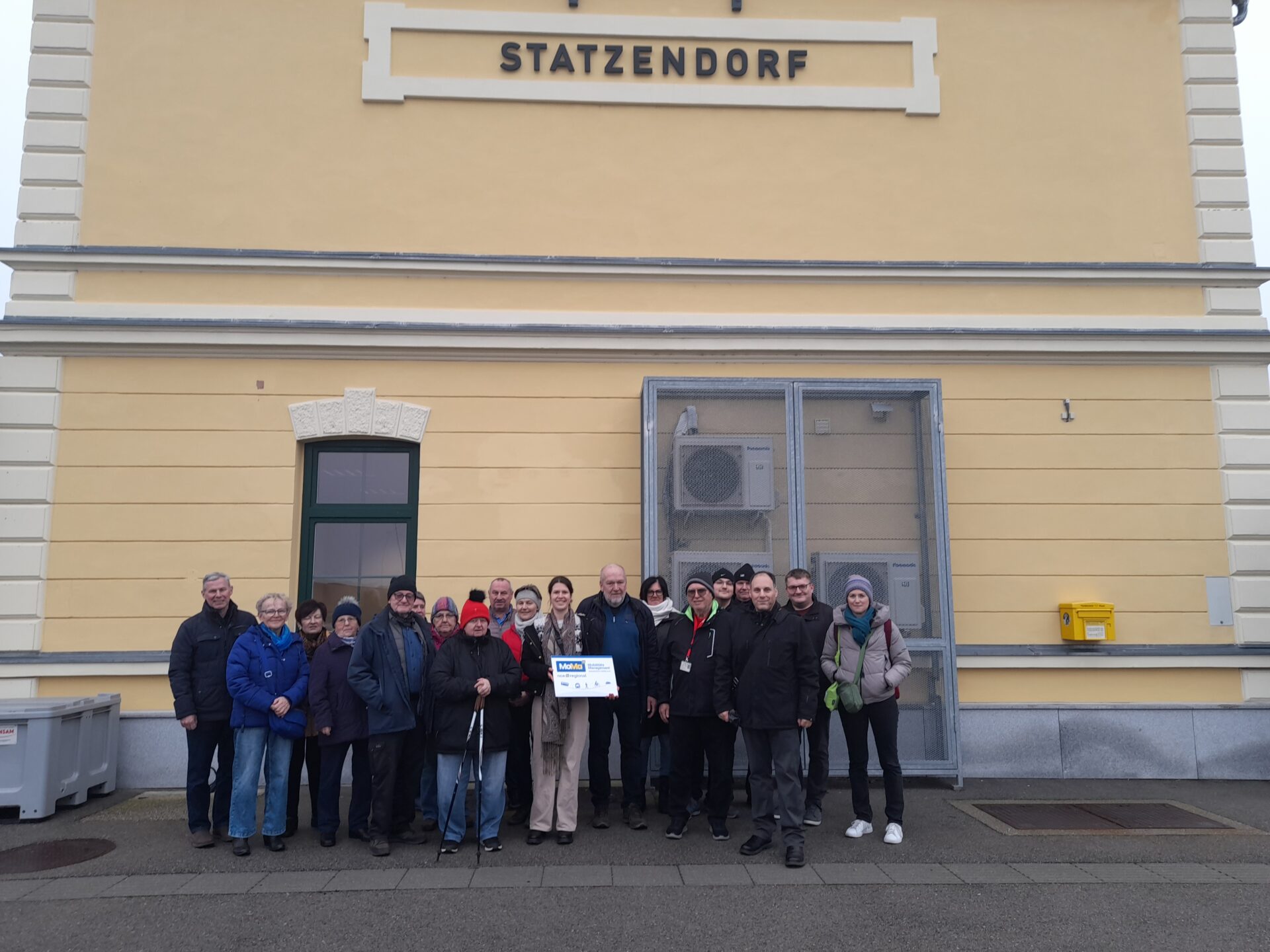 Gruppe steht vor Bahnhof Statzendorf