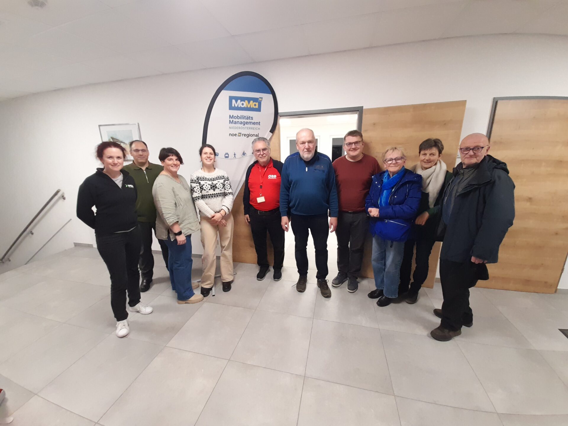 Menschen stehen vor Banner