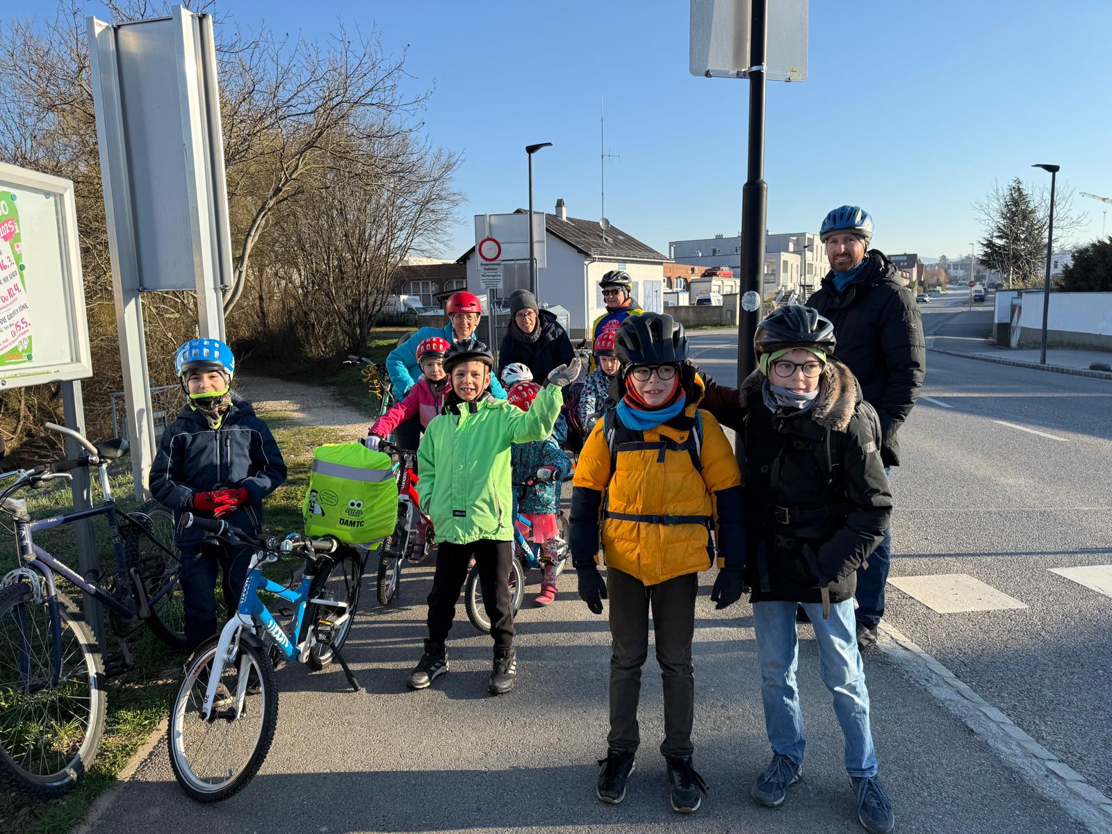 Kinder unterwegs mit dem SchulRadBus