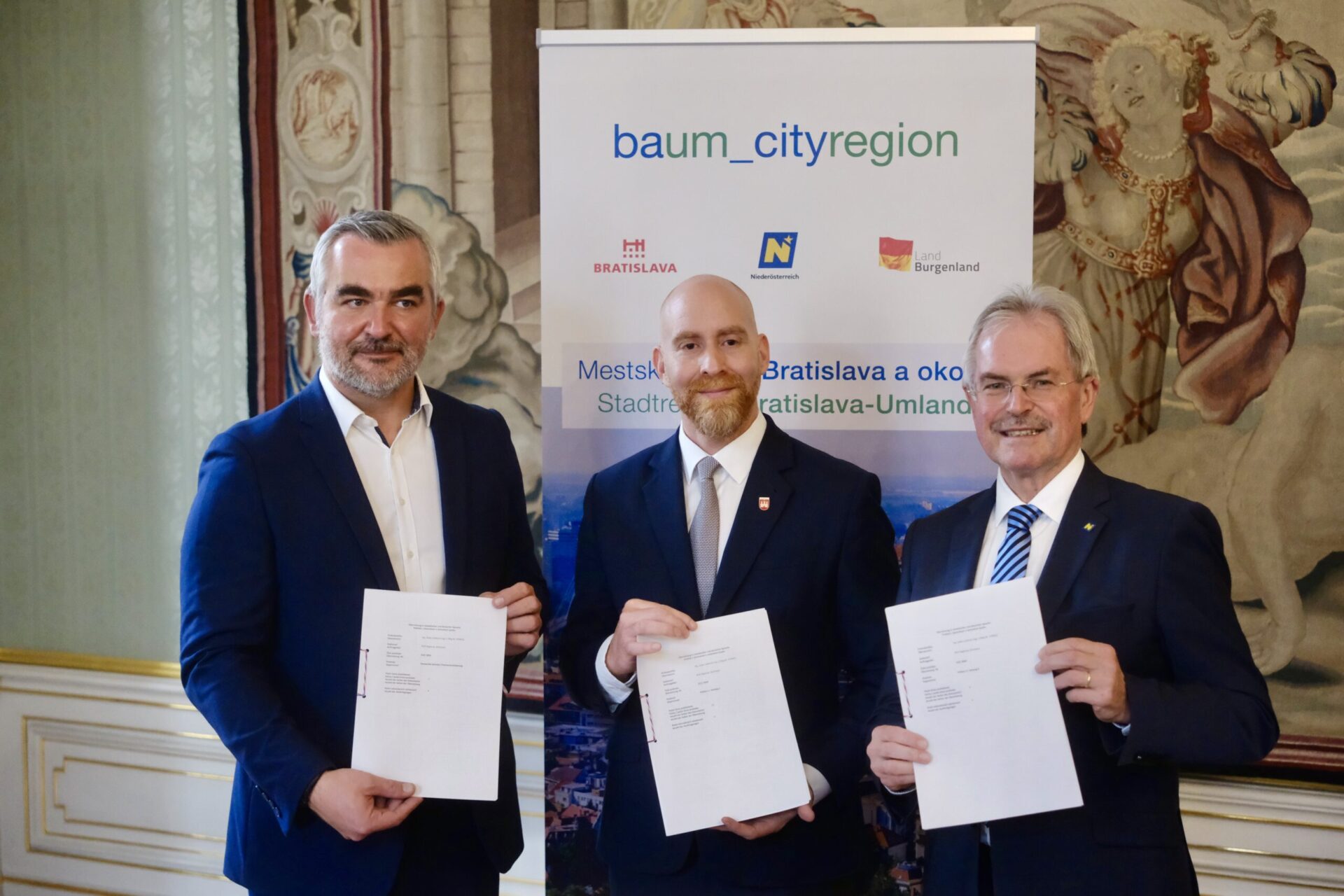 2025 war ein besonderes Jahr für die Stadtregion Bratislava-Umland („baum_cityregion“). Mit der Gründung der Arbeitsgemeinschaft baum_cityregion wurde ein langjähriges Ziel erfüllt und damit diese grenzüberschreitende Kooperation und der gemeinsame Bürostandort in Bratislava vertraglich abgesichert. Weitere sichtbare Erfolge des Jahres 2025 sind zwei bewilligte Förderprojekte, die Umsetzung erster Schritte zur Einbindung des Komitats Győr-Moson-Sopron in baum_cityregion sowie der erfolgreiche Verhandlungsprozess zur Erhöhung der Taktfrequenz der grenzüberschreitenden Buslinie 901. Die Abwicklung von baum_cityregion erfolgt für die österreichische Seite zentral durch die NÖ.Regional.GmbH (gemeinsam für Niederösterreich und das Burgenland).