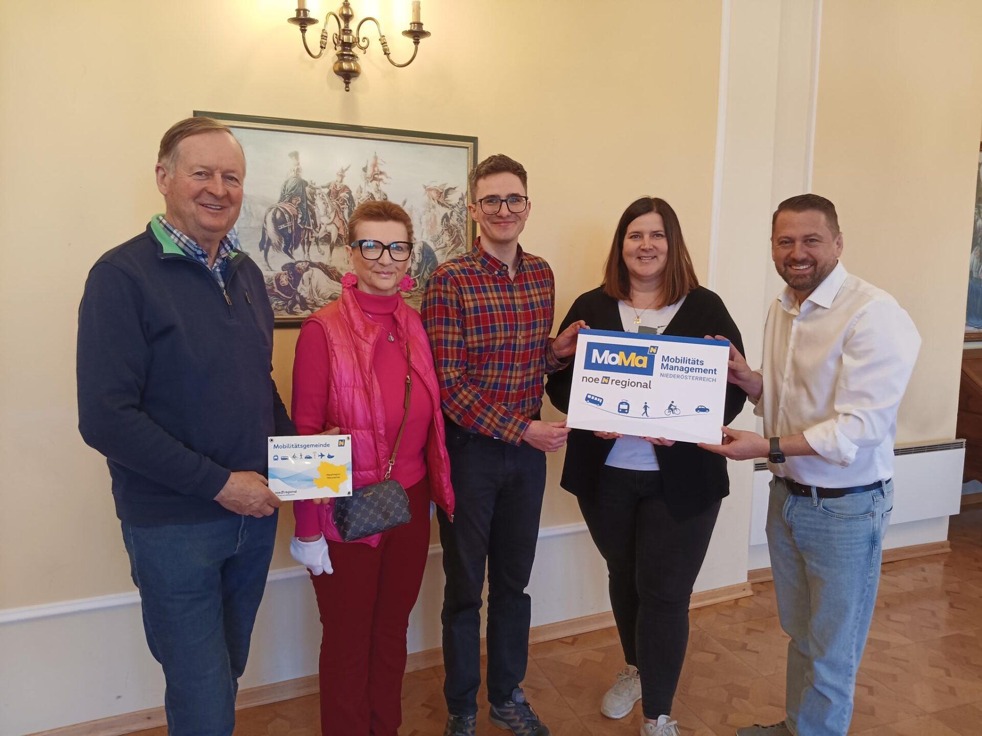 Gemeindevertreter präsentieren das MoMa Taferl