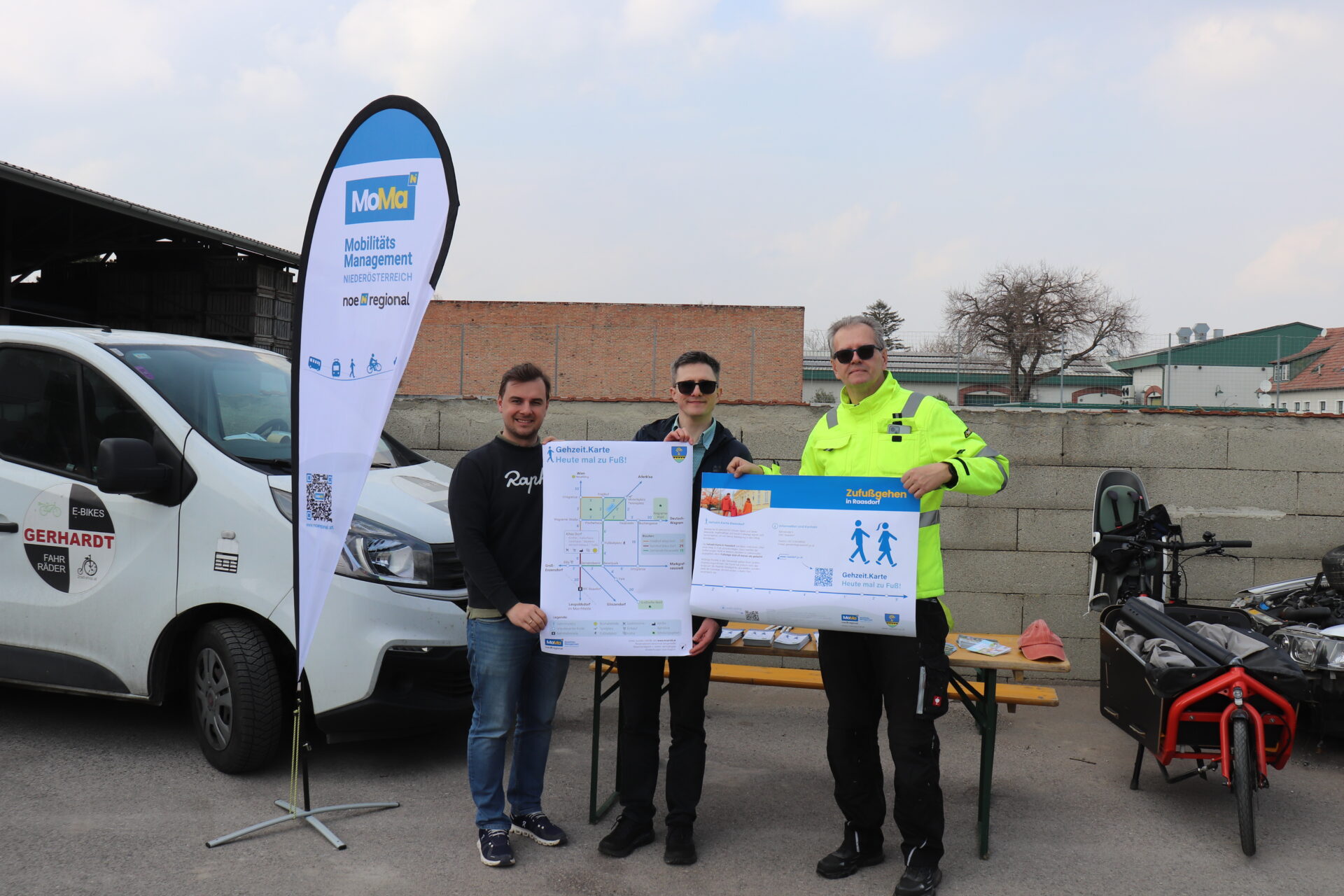 Die Gehzeit.Karte wird in der Gemeinde Raasdorf von den Gemeindevertretern und dem Mobilitätsmanagement präsentiert.