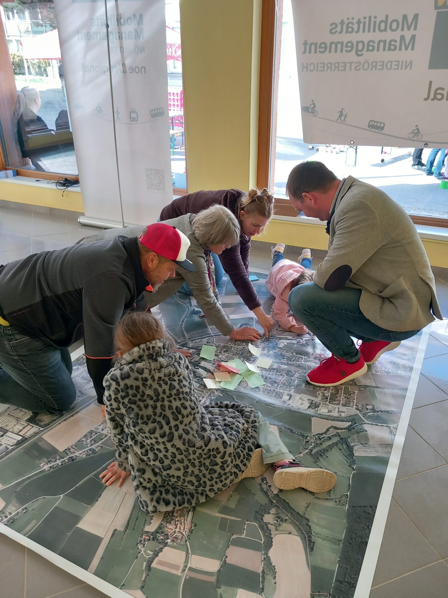 Erwachsenen und Kinder suchen auf dem Planteppich