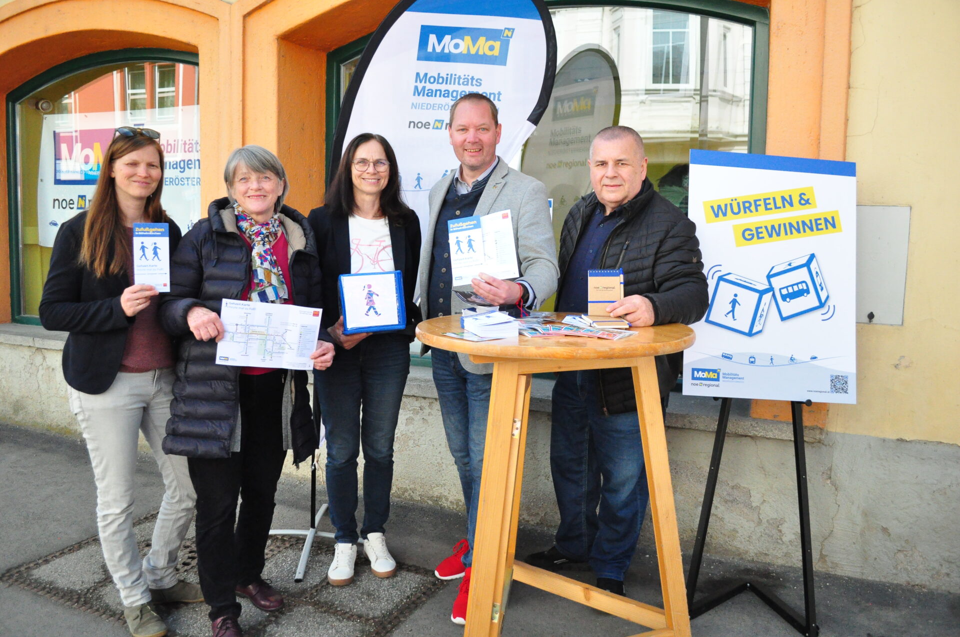 5 Personen aus dem Gemeidenrat von Böheimkirchen bzw. dem Mobilitätsmanagement zeigen das Angebot